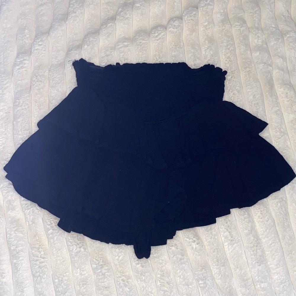 Black flowy mini skirt. Size s.